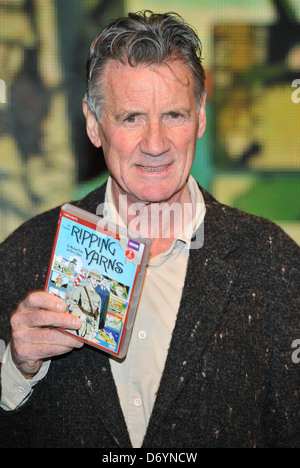 Michael Palin Michael Palin und Terry Jones melden Sie Kopien ihrer neuen DVD "Ripping Garne: The Complete Series in HMV Oxford Stockfoto