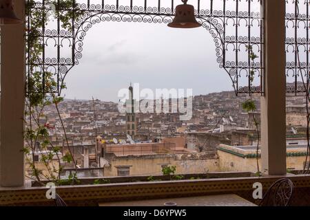 Restaurant, Hotel und Gast-Haus in einem historischen Riad in der Altstadt von Fes, Marokko Stockfoto