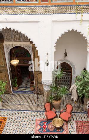 Restaurant, Hotel und Gast-Haus in einem historischen Riad in der Altstadt von Fes, Marokko Stockfoto