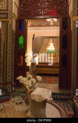 Restaurant, Hotel und Gast-Haus in einem historischen Riad in der Altstadt von Fes, Marokko Stockfoto