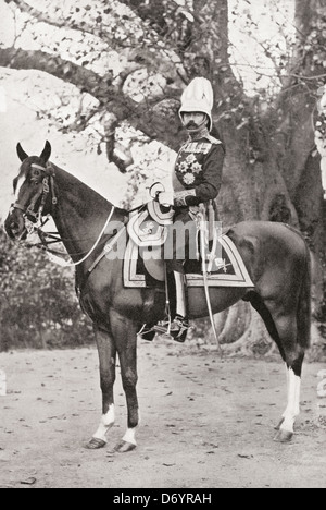 Lord Kitchener während seiner Zeit in Indien von 1902 bis 1909 auf seinem Lieblingsladegerät Democrat. Feldmarschall Horatio Herbert Kitchener, 1. Earl Kitchener, 1850–1916. Offizier der britischen Armee und Kolonialverwalter. Stockfoto