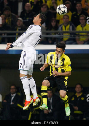 Madrids Cristiano Ronaldo springt für einen Header gegen die Dortmunder Ilkay Guendogan während das Champions-League-Halbfinale zwischen Borussia Dortmund und Real Madrid, Signal Iduna Park in Dortmund am 24. April 2013. Stockfoto