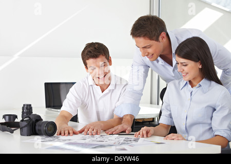 Bildauswahl in Foto-Abteilung durchgeführt von einem Team von Bild-Editoren Stockfoto