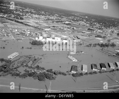 Eine Luftaufnahme der Southside Area von Richmond, Virginia, zeigt die Auswirkungen von Überschwemmungen, die durch Hurrikan Agnes verursacht wurden. Das Foto erfasst die weitverbreiteten Schäden in der Gegend und zeigt das Ausmaß der Naturkatastrophe und die Auswirkungen des Hurrikans auf die Stadt auf. Stockfoto