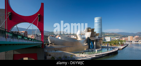 Guggenheim-Museum von Frank Gehry, rote Brücke - Brücke Principes de Espana, Iberdrola Tower, Fluss Nervion in Bilbao, Spanien Stockfoto