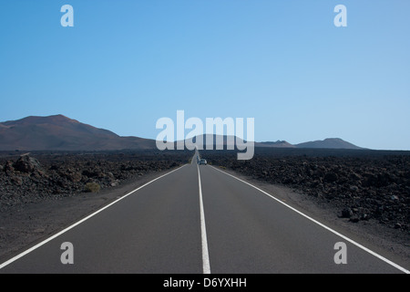 Straße durch die Lava Forschungsdaten Timanfaya Nationalpark Stockfoto