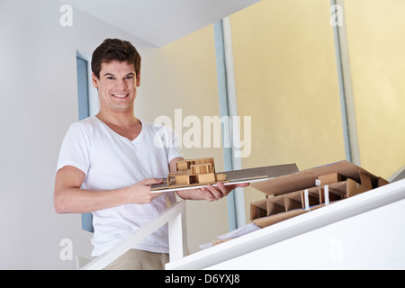 Glücklich Architektur Student zeigt Gebäude Entwurf machte aus Holz und Pappe Stockfoto