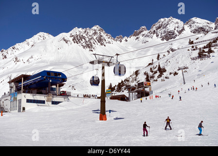 Das Skigebiet Gampen und dem oberen Rand der Nasserein Bahn-Seilbahn über St. Anton in Tirol Österreich Stockfoto