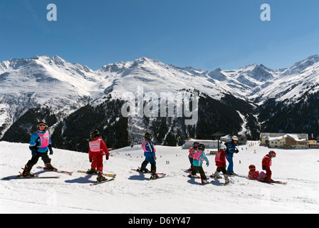 Klasse von kleinen Kindern, die an den hängen oberhalb St. Anton in Tirol Österreich Skifahren lernen Stockfoto