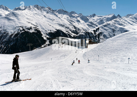 Piste oberhalb der Bergstation die Galzig-Seilbahn und dem unteren Rand der Seilbahn Valluga Bahn über St. Anton in Österreich Stockfoto