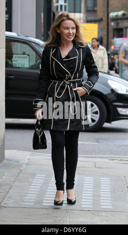 Kylie Minogue macht ihren Weg in die Turnhalle tragen einen eleganten Trenchcoat London, England - 30.08.11 Stockfoto