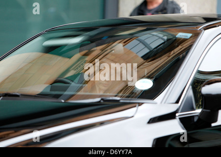 Kylie Minogue macht ihren Weg in die Turnhalle tragen einen eleganten Trenchcoat London, England - 30.08.11 Stockfoto