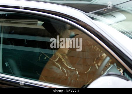 Kylie Minogue macht ihren Weg in die Turnhalle tragen einen eleganten Trenchcoat London, England - 30.08.11 Stockfoto