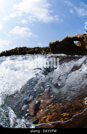 Wasser-Abstracts - Nahaufnahme von Wellen brechen über die Felsen an der Küste Stockfoto