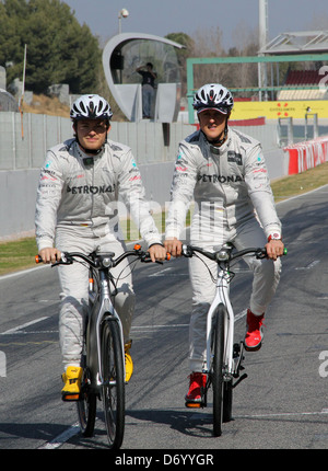 Nico ROSBERG,, GER, GER, Michael SCHUMACHER, Mercedes GP F1 Team mit einem Elektrofahrrad durch intelligente F1 - Formel-1 - Prüfung- Stockfoto