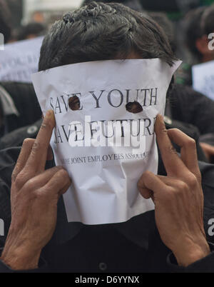 Srinagar, Kaschmir indischer Adminitered, 25. April: Kaschmir Volksgesundheit Engineering (PHE) Mitarbeiter halten Plakate während einer Protestaktion in Srinagar, Jammu und Kaschmir, India.Thousands PHE Mitarbeiter gingen auf die Straße in Srinagar und inszeniert eine Anti-Regierungs-Demonstration fordern Freilassung von ihren langen ausstehende Löhne und Regularisierung ihrer Arbeitsplätze. (Sofi Suhail / Alamy Live News) Stockfoto