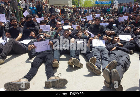 Srinagar, Kaschmir indischer Adminitered, 25. April: Kaschmir Volksgesundheit Engineering (PHE) Mitarbeiter halten Plakate während einer Protestaktion in Srinagar, Jammu und Kaschmir, India.Thousands PHE Mitarbeiter gingen auf die Straße in Srinagar und inszeniert eine Anti-Regierungs-Demonstration fordern Freilassung von ihren langen ausstehende Löhne und Regularisierung ihrer Arbeitsplätze. (Sofi Suhail / Alamy Live News) Stockfoto