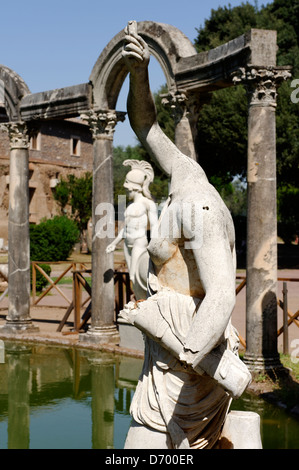 Villa Adriana. Tivoli. Italien. Blick auf eine Statue am gebogenen Nordende des monumentalen mystische Canopus ist eine reflektierende Stockfoto