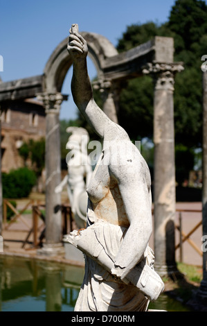 Villa Adriana. Tivoli. Italien. Blick auf eine Statue am gebogenen Nordende des monumentalen mystische Canopus ist eine reflektierende Stockfoto