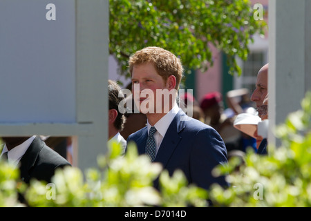 Großbritanniens Prinz Harry sieht Fotos auf dem Display an der Königin Diamond Jubiläumsausstellung am Rawson Square in Nassau, Bahamas am Sonntag (04 Mrz 12). Der Prinz ist auf einer einwöchigen Tour durch Mittelamerika und der Karibik als Botschafter für Königin Elizabeth II als Teil von ihr diamantenes Jubiläum-Jahr. Nassau, Bahamas - 04.03.12 Stockfoto