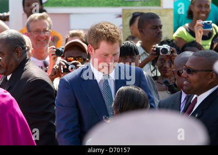 Großbritanniens Prinz Harry trifft Würdenträger bei der Eröffnung der Königin Diamond Jubilee Ausstellung in Rawson Square in Nassau, Bahamas am Sonntag (04 Mrz 12). Der Prinz ist auf einer einwöchigen Tour durch Mittelamerika und der Karibik als Botschafter für Königin Elizabeth II als Teil von ihr diamantenes Jubiläum-Jahr. Nassau, Bahamas - 04.03.12 Stockfoto