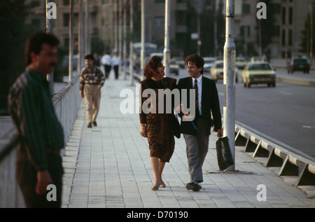 Ein Mann und eine Frau gerne Flanieren auf der Brücke in der Nähe von Damaskus Universität, während der Hafez El Assad Ära. Stockfoto