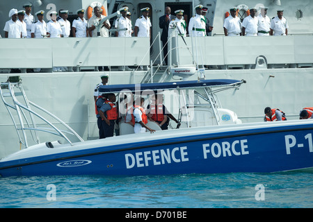 Großbritanniens Prinz Harry nimmt eine Fahrt in einer Royal Bahamas Verteidigung-Kraft-Geschwindigkeit Boot in Nassau, Bahamas am Sonntag (04 Mrz 12) für eine Reise nach Harbour Island, Eleuthera... Der Prinz ist auf einer einwöchigen Tour durch Mittelamerika und der Karibik als Botschafter für Königin Elizabeth II als Teil von ihr diamantenes Jubiläum-Jahr. Nassau, Bahamas - 04.03.12 Stockfoto