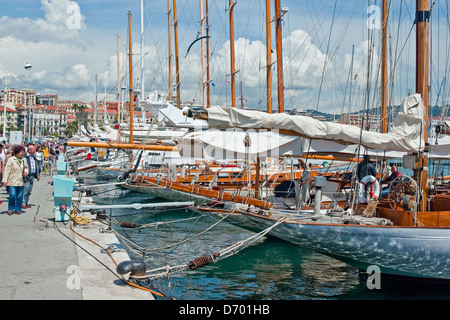 Klassische Segelyachten vor Anker Stern-bis in den Hafen von Cannes, Südfrankreich Stockfoto