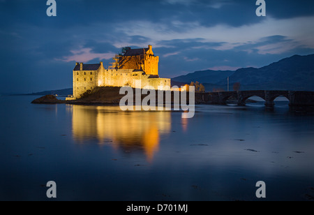 Das malerische Eilean Donan Schloss in dem Eindunkeln und wenn die Burg durch Flutlicht beleuchtet wird. Stockfoto