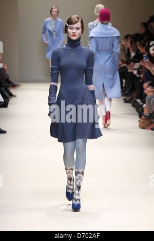 Modell Paris Fashion Woche Herbst/Winter 2012 - Cacharel - Start-und Landebahn Paris, Frankreich - 03.03.12 Stockfoto