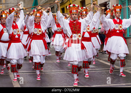 Tänzerinnen und Tänzer in einer Prozession durch die Straßen, während des San Fermin Fiesta in Pamplona, Navarra, nördlichen Spanien Stockfoto