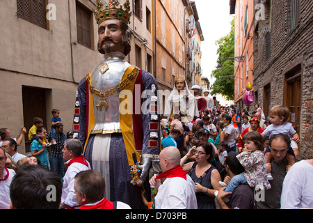 Kostümierte riesige Figuren, Gigantes de Irunako Erraldoiak, während des San Fermin Fiesta in Pamplona, Navarra, nördlichen Spanien Stockfoto