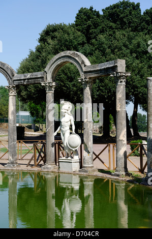 Villa Adriana. Tivoli. Italien. Blick auf eine Statue am gebogenen Nordende des monumentalen mystische Canopus ist eine reflektierende Stockfoto