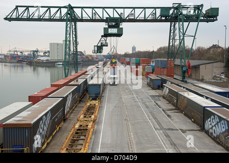 Railhead am Ufer des Flusses Rhein Deutschland Stockfoto