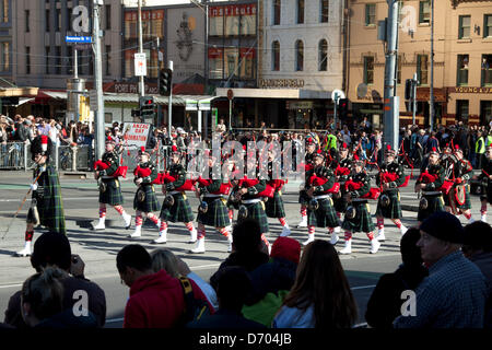 Melbourne Australien. 25. April 2013.  Australier Gedenken Anzac Day zu würdigen und gefallene Soldaten mit Paraden erinnern. Bildnachweis: Amer Ghazzal/Alamy Live-Nachrichten Stockfoto