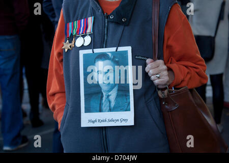 Melbourne Australien. 25. April 2013.   Eine Frau erinnert sich ein Verwandter mit einem Foto als Australier gefallenen Soldaten auf Anzac Tag mit Paraden würdigen. Bildnachweis: Amer Ghazzal/Alamy Live-Nachrichten Stockfoto