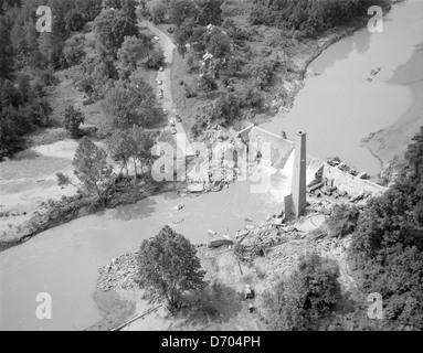 Ein Luftbild, das die Schäden zeigt, die der Hurrikan Camille am Schuyler-Damm in Virginia verursacht hat. Das Bild zeigt die verheerenden Auswirkungen der Überschwemmung, die Teil der weitverbreiteten Zerstörung durch den Hurrikan 1969 war. Stockfoto