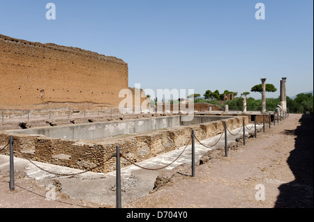 Villa Adriana. Tivoli. Italien. Blick auf die Reste der großen Kolonnaden Hof oder Peschiera des Winterpalais. Es Ursprung Stockfoto