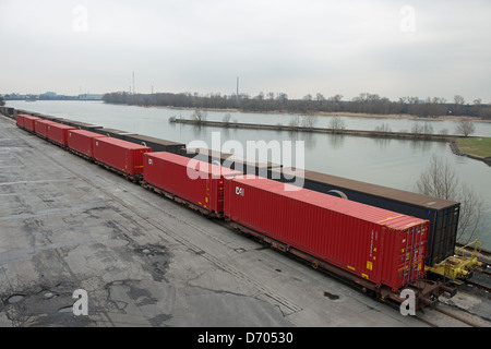 Railhead am Ufer des Flusses Rhein Deutschland Stockfoto