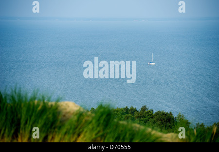 Blick auf Yacht segeln im Kurischen Haff (Bay), Nagliai, Nida, Klaipeda, Litauen Stockfoto