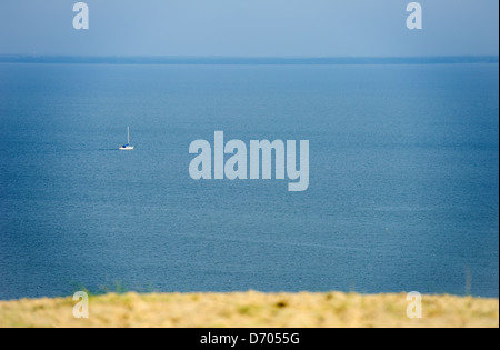 Blick auf Yacht segeln im Kurischen Haff (Bay), Nagliai, Nida, Klaipeda, Litauen Stockfoto