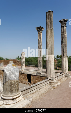 Villa Adriana. Tivoli. Italien. Blick auf die Reste der großen Kolonnaden Hof oder Peschiera des Winterpalais. Es Ursprung Stockfoto