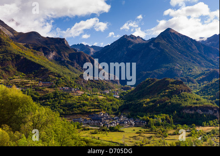 Skigebiete El Pueyo de Jaca und (Darüber hinaus) Panticosa in Landschaft der Valle de Tena in den Pyrenäen in Aragon, Nordspanien Stockfoto