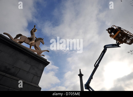 Fourth Plinth: Machtlose Strukturen, Abb. 101 - Enthüllung am Trafalgar Square von skandinavischen Künstlerduos Elmgreen & Dragset. Stockfoto