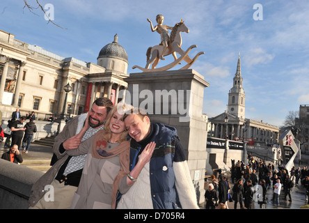 Michael Elmgreen und Ingar Dragset, Joanna Lumley Fourth Plinth: machtlos Strukturen, Abb. 101 - Enthüllung am Trafalgar Square Stockfoto