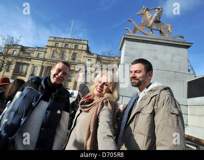 Michael Elmgreen und Ingar Dragset, Joanna Lumley Fourth Plinth: machtlos Strukturen, Abb. 101 - Enthüllung am Trafalgar Square Stockfoto