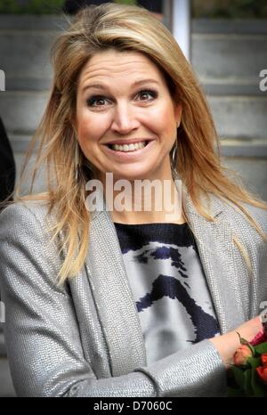 Prinzessin Maxima der Niederlande eröffnet den Girlsday bei TNO in den Haag, Niederlande, 25. April 2013. Öffnen Sie an diesem Tag unter 300 Unternehmen und Bildungseinrichtungen ihre Türen, um Mädchen für technische Ausbildung beendet. Foto: Patrick van Katwijk / Niederlande, Stockfoto