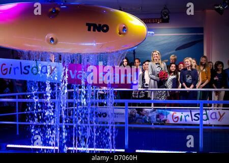 Prinzessin Maxima der Niederlande eröffnet den Girlsday bei TNO in den Haag, Niederlande, 25. April 2013. Öffnen Sie an diesem Tag unter 300 Unternehmen und Bildungseinrichtungen ihre Türen, um Mädchen für technische Ausbildung beendet. Foto: Patrick van Katwijk / Niederlande, Stockfoto