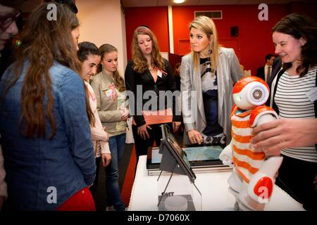 Prinzessin Maxima der The Netherlands (C) öffnet den Girlsday bei TNO in den Haag, Niederlande, 25. April 2013. Öffnen Sie an diesem Tag unter 300 Unternehmen und Bildungseinrichtungen ihre Türen, um Mädchen für technische Ausbildung beendet. Foto: Patrick van Katwijk / Niederlande, Stockfoto