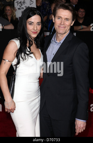 Actor Willem Dafoe (R) und Frau Direktor Giada Colagrande Premiere von Walt Disney Pictures "John Carter" am Regal Kinos L.A. Stockfoto